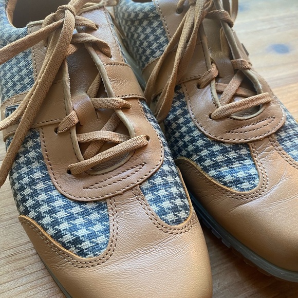 Stylish Tan and Blue Athletic Shoes - Picture 3 of 8